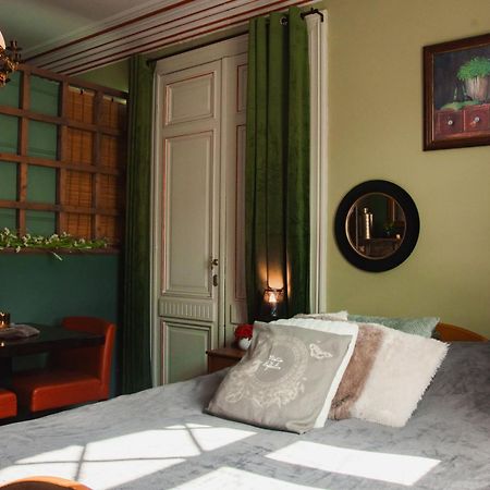 Maison D'Hote Les Notes Endormie Chambre Secrete Berzee Exterior foto