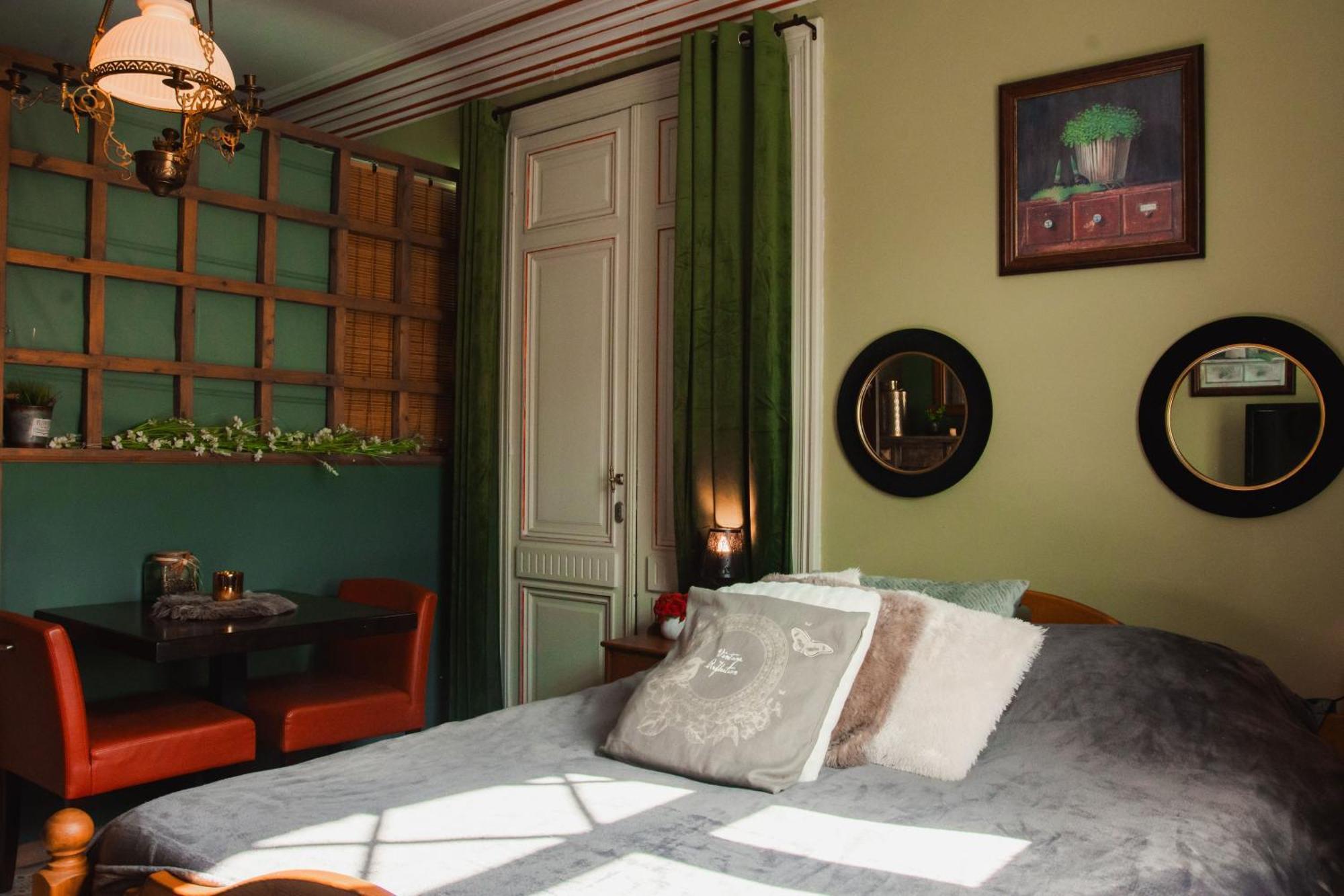 Maison D'Hote Les Notes Endormie Chambre Secrete Berzee Exterior foto